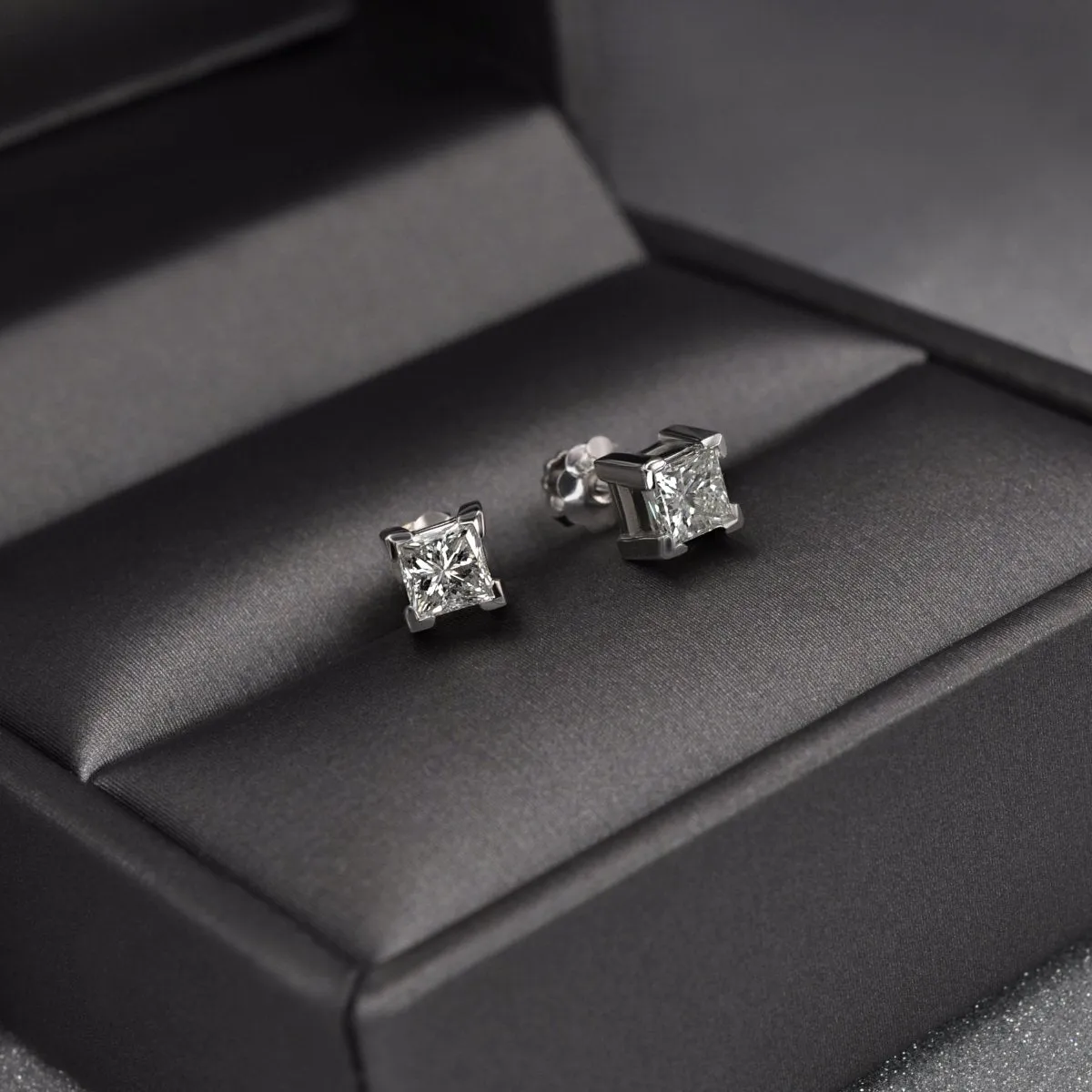0.50-3.00 CT Princess Cut Diamonds - Stud Earrings