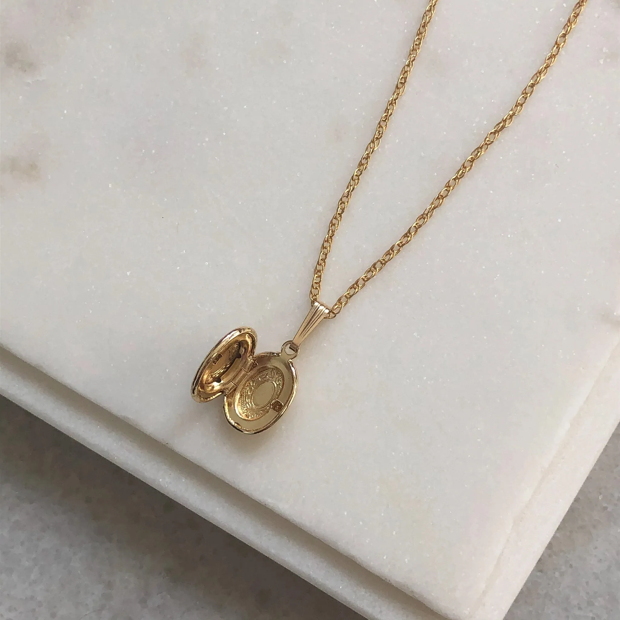 Elaine Locket Necklace Mogano